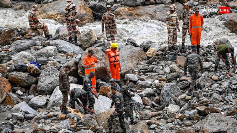 himachal pradesh 50 people dead in cloudburst affected area IMD issued yellow alert for heavy rain till August 7 हाल-ए-हिमाचलः बादल फटने से 50 की गई जान, 190 रूट्स पर ट्रैफिक ब्लॉक; 7 अगस्त तक खराब रहेंगे हालात!