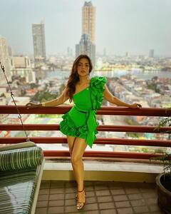 42 की उम्र में इस एक्ट्रेस की अदाओं ने उड़ाए फैंस के होश, ग्लैमरस तस्वीरें देख आप भी हो जाएंगे फिदा