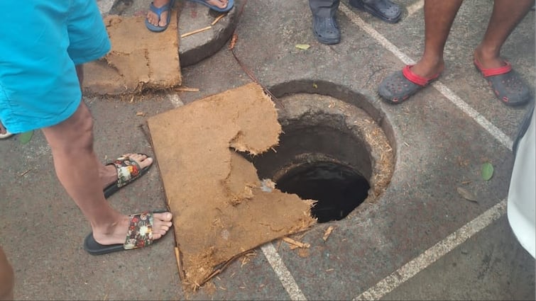 delhi defense colony eight year old child fell into a sewer people rescued him दिल्ली की डिफेंस कॉलोनी में सीवर में गिरा मासूम, टूटे ढक्कन पर रखा था प्लाईबोर्ड