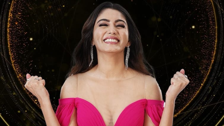 Sana Makbul Wins Big Boss OTT Season 3 won 25 lakhs and trophy Sana Makbul: 'বিগ বস'- এর বিজেতা ঘোষিত হলেন সানা মকবুল, ঘরে নিয়ে গেলেন ২৫ লাখ টাকা