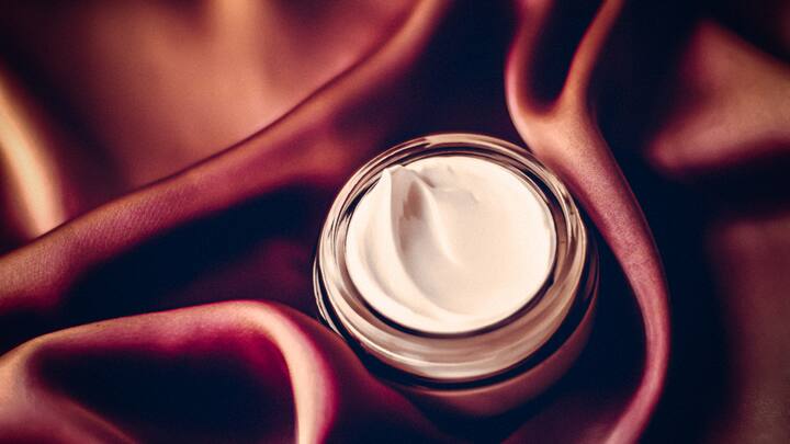 5. Spread Moisturiser: There is a variety of moisturisers available in the market, although the ones for the post-shave applications are slightly different. Post-shave moisturisers are specifically developed to hydrate the skin and protect the natural defence of the skin by supplementing skin hydration. Just like toner, give preference to natural moisturisers. (Image source: Canva)