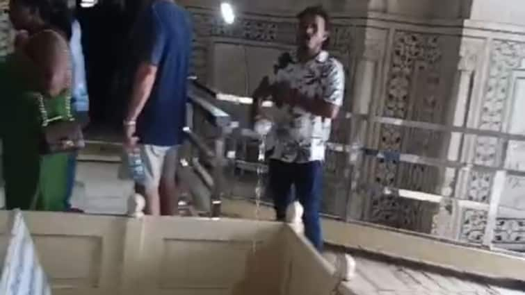 Agra Two Men Offered Ganga Jal in Taj mahal Police Arrested After Video Viral ann हिन्दू महासभा से जुड़े दो युवकों ने ताजमहल में कब्रों पर चढ़ाया गंगाजल, CISF ने किया गिरफ्तार