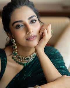 Meenakshi Chaudhary: చీరలో మీనాక్షి చౌదరి, ముసి ముసి నవ్వులకు కుర్రకారు పడిపోవాల్సిందే!