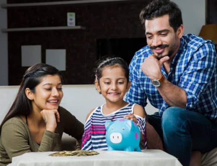 पोस्ट ऑफिस टाईम डिपॉझिट स्कीम ही एका प्रकारची एफडी स्कीम आहे. या योजनेत तुम्ही एक, दोन, तीन ते पाच वर्षांपर्यंत पैशांची गुंतवणूक करू शकतो. या योजनेत तुम्ही 1,000 रुपयांच्या पटीत पैसे गुंतवू शकता. या योजनेत प्राप्तिकर कायद्याच्या कलम 80 सी अंतर्गतत 1.50 लाख रुपयांपर्यंतची तुम्हाला सूट मिळते. या योजनेत तुम्ही गुंतवलेल्या पैशांवर 1 एका वर्षाला 6.9 टक्के, 2 वर्षांसाठी 7 टक्के, 3 वर्षांसाठी 7.1 टक्के तर 5 वर्षांच्या गुंतवणुकीवर 7.5 टक्के व्याज मिळते.