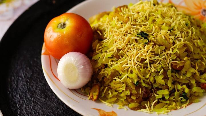 ஒரு கப் அவலில் 120- 130 கலோரியும் ஓட்ஸில் 150-170 கலோரியும் உள்ளது.