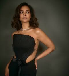 Esha gupta: બ્લેક લૂકમાં ઈશા ગુપ્તાએ શેર કરી હોટ તસવીરો, જુઓ કાતિલ અંદાજ