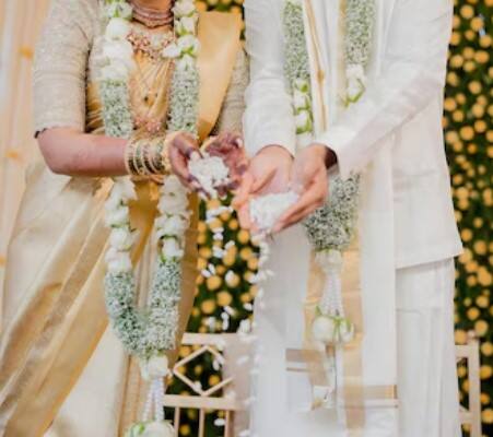 ਮਾਹਿਰਾਂ ਦਾ ਮੰਨਣਾ ਹੈ ਕਿ ਜੋੜਿਆਂ ਨੂੰ 24 ਤੋਂ 25 ਸਾਲ ਦੀ ਉਮਰ ਵਿੱਚ ਲਵ ਜਾਂ ਅਰੇਂਜਡ ਮੈਰਿਜ ਕਰਵਾ ਲੈਣੀ ਚਾਹੀਦੀ ਹੈ। ਇਸ ਤੋਂ ਬਾਅਦ ਉਨ੍ਹਾਂ ਨੂੰ 27 ਤੋਂ 28 ਸਾਲ ਦੀ ਉਮਰ ਤੱਕ ਬੇਬੀ ਪਲੈਨਿੰਗ ਵੀ ਕਰਨੀ ਚਾਹੀਦੀ ਹੈ। ਕਿਉਂਕਿ ਜੇਕਰ ਉਹ ਇਸ ਤੋਂ ਵੱਧ ਦੇਰੀ ਕਰਦੇ ਹਨ ਤਾਂ ਭਵਿੱਖ ਵਿੱਚ ਉਨ੍ਹਾਂ ਨੂੰ ਮੁਸ਼ਕਲਾਂ ਦਾ ਸਾਹਮਣਾ ਕਰਨਾ ਪੈ ਸਕਦਾ ਹੈ।