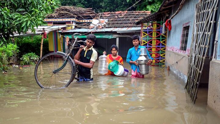ভারী বৃষ্টির জেরে দক্ষিণবঙ্গের একাধিক নিচু এলাকা প্লাবিত হওয়ার আশঙ্কা রয়েছে।