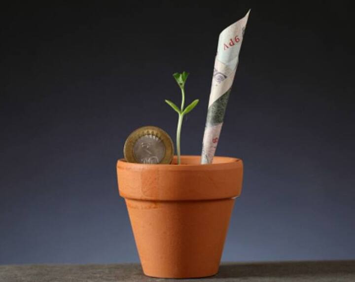 4. पोस्ट ऑफिस सेव्हिंग योजनेत तुम्ही 5,000 रुपयांपासन पैशांची गुंतवणूक करू शकता. या योजनेत तुम्हाला 4 टक्क्यांपर्यंत व्याज मिळते.