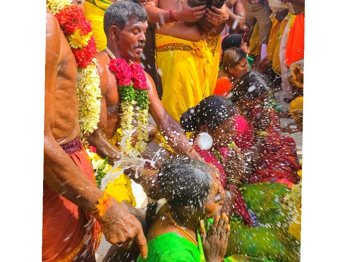 கரூர் மகாலட்சுமி அம்மன் கோயிலில் தலையில் தேங்காய் உடைத்து நேர்த்திக்கடன் செலுத்திய பக்தர்கள்