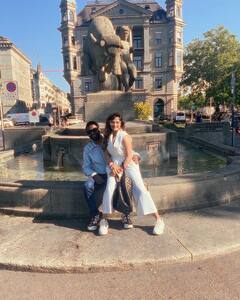 फ्रेंडशिप डे पर पति संग रोमांटिक हुईं आरती सिंह, शेयर की लिपलॉक की तस्वीरें