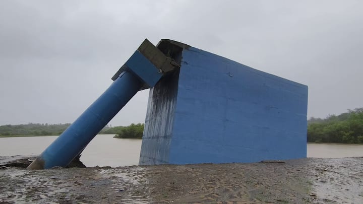 ઘટના સમયે સ્થળ પર કોન્ટ્રાક્ટરના કોઈ પ્રતિનિધિ હાજર ન હતા. ચોમાસાને કારણે હાલ બ્રિજનું કામ બંધ કરવામાં આવ્યું હતું.