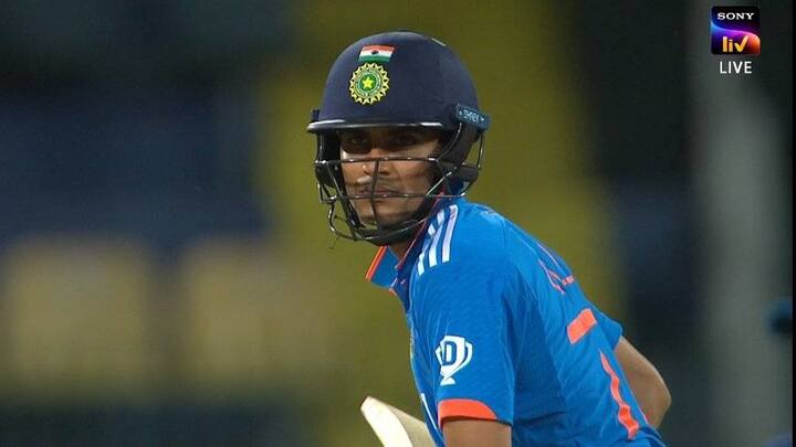 शुभमन गिलनं 35 धावा करत रोहितला चांगली साथ दिली होती. त्याला देखील मेंडरसेनं बाद केलं.