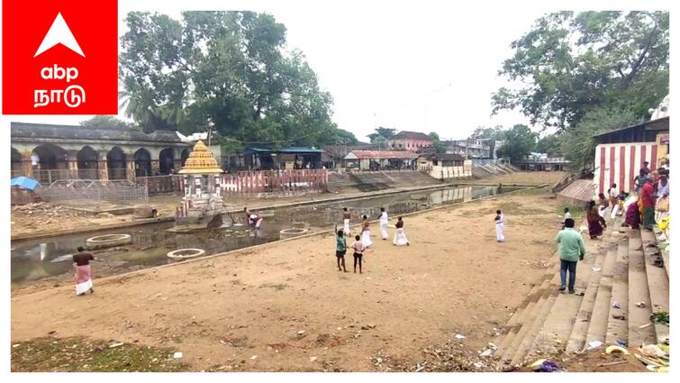 Aadi Amavasai 2024 Mayiladuthurai People engaged in Amavasai worship during Poompuhar and Cauvery Tula stage - TNN Aadi Amavasai 2024:  தண்ணீர் இல்லாததால் காவிரி துலாக்கட்டத்தில் ஷவரில் புனித நீராடிய பக்தர்கள்