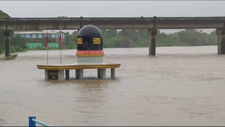 Navsari Rain: આજે નવસારી જિલ્લામાં સાર્વત્રિક વરસાદ નોંધાયો છે, જેણે જિલ્લાના તમામ તાલુકાઓને આવરી લીધા છે.