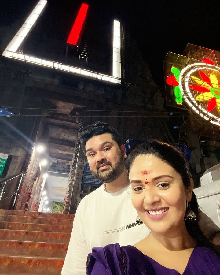 యాంకర్ శ్రీముఖి తిరుమల శ్రీవారి దగ్గరకు వెళ్లింది. వాటికి సంబంధించిన పోస్ట్​లను ఇన్​స్టాలో షేర్ చేసింది బ్యూటీ. (Images Source : Instagram/Sreemukhi)