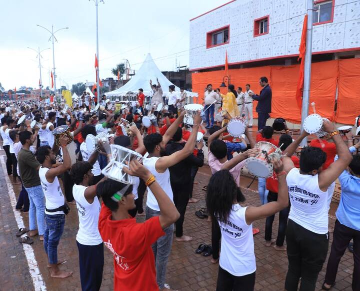 डमरू वादकों द्वारा महाकाल लोक के शक्तिपथ पर प्रातः 11 बजे विशेष प्रस्तुति दी जाएगी. जिला प्रशासन और महाकाल प्रबंध समिति द्वारा डमरू वादन के कार्यक्रम की समुचित तैयारियां सुनिश्चित की गई है. डमरू वादकों के दलों को महाकाल प्रबंध समिति की ओर से विशेष प्रशिक्षण दिया गया हैं. जिसकी रिहर्सल भी की गई.