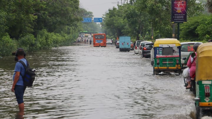 Delhi Weather Update: मौसम विभाग (IMD) के मुताबिक रविवार को दिन के समय मौसम साफ रहेगा. दिल्ली वालों को विगत दिनों की तुलना में आज उमस से राहत मिलने का अनुमान है. नौ अगस्त तक बारिश का पूर्वानुमान है.