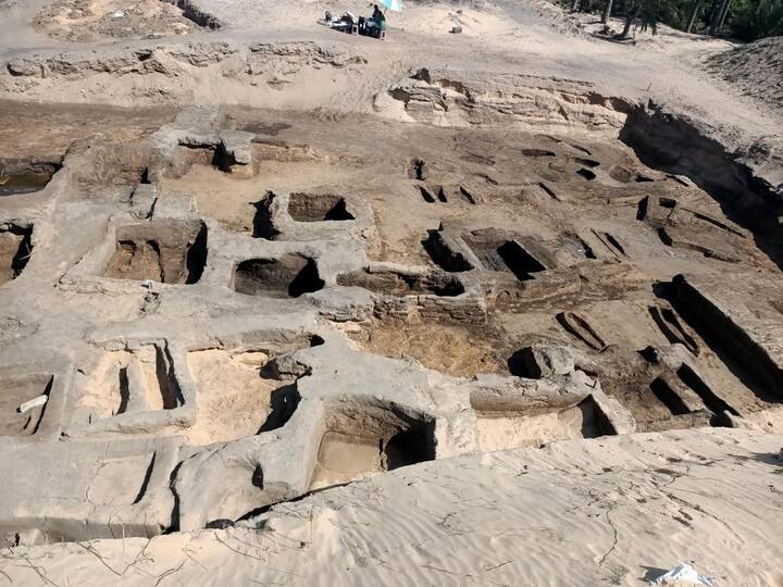 इस खुदाई में 38 सिक्के मिले हैं, जो एक सिरेमिक फूलदान में रखे हुए थे. यह माना जाता है कि यह सिक्के टॉलेमिक युग के हैं, जो सिकंदर की मौत के बाद यहां शासन करने वाले राजवंशों में से एक था.