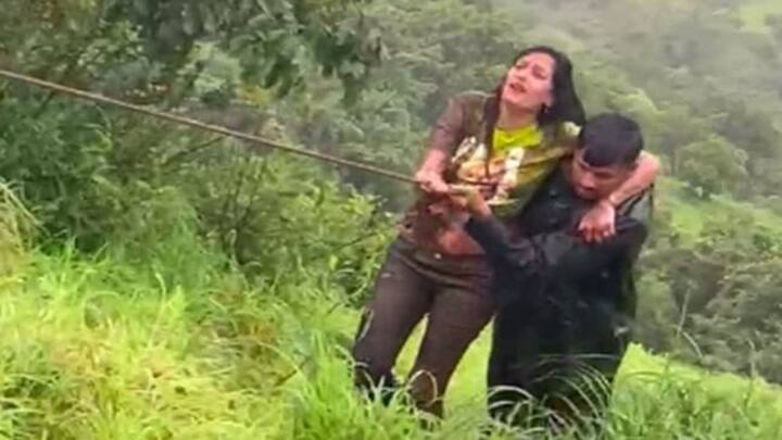 Pune woman taking selfie falls into 60 foot gorge rescued by Home Guard and local residents செல்பி எடுக்க முயன்ற பெண்.. 60 அடி பள்ளத்தாக்கில் விழுந்ததால் பரபரப்பு.. மீட்பு பணியில் திக் திக்!