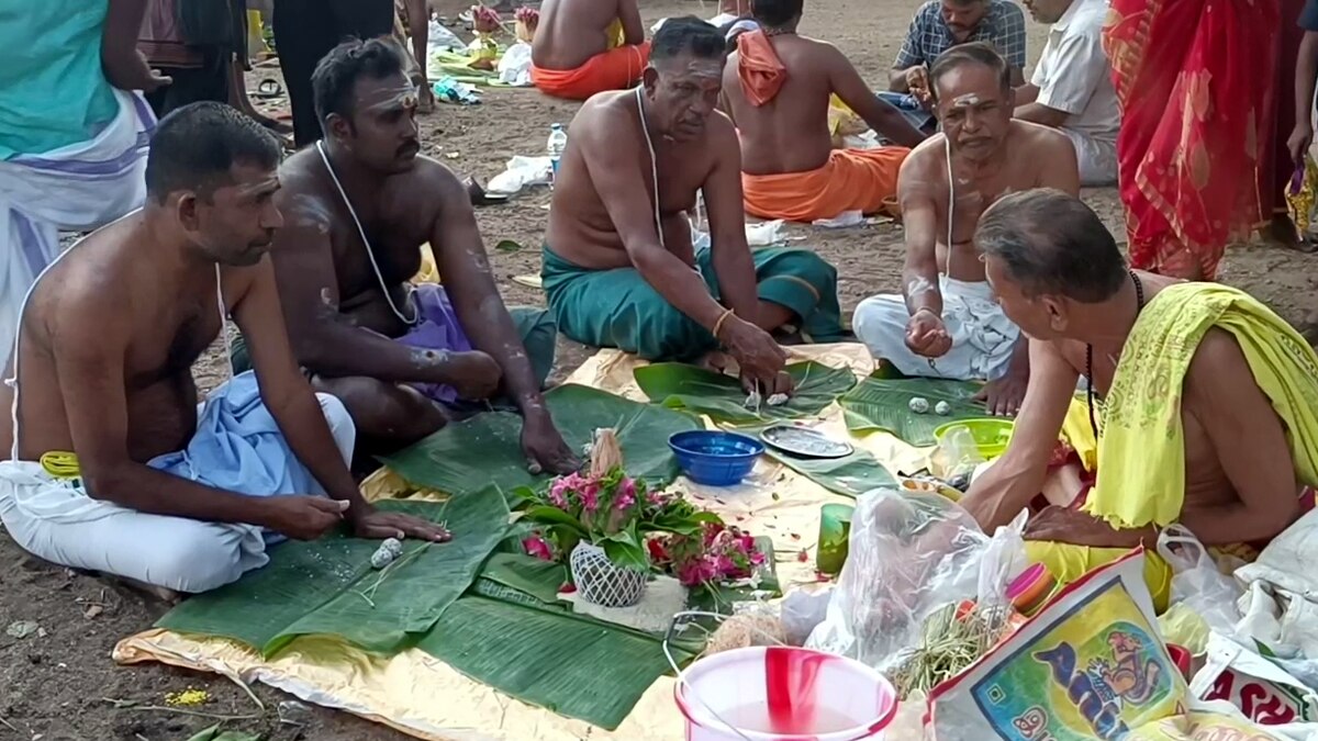 ஆடி அமாவாசை: திதி தர்ப்பணம் செய்ய தேனி மாவட்டத்தில் நீர் நிலைகளில் குவிந்த மக்கள்