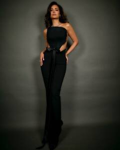 Esha Gupta In Black Backless Gown Takes Our Breath Away, PICS