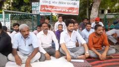 AMU में रजिस्ट्रार कार्यालय के बाहर धरने पर बैठे कर्मचारी, यूनिवर्सिटी प्रशासन पर लगाए गंभीर आरोप