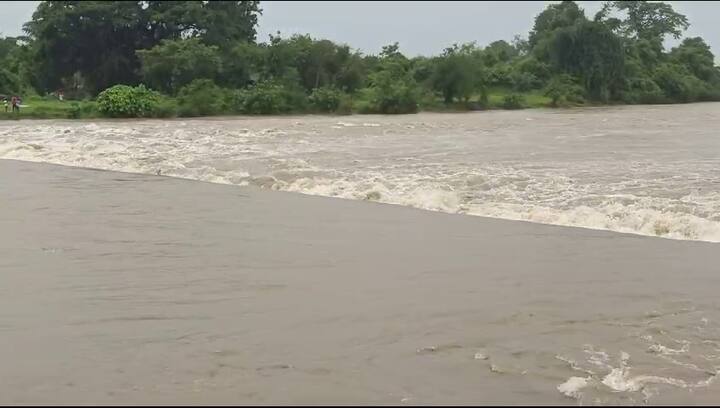 ऊपरी इलाकों और जिले में भारी बारिश के कारण पूर्णा, अंबिका और कावेरी नदियों में बाढ़ आ गई है।