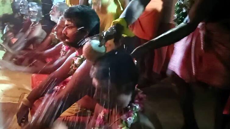 A strange festival took place at midnight near Vattalakund, where devotees broke coconuts on their heads and paid fine. வத்தலகுண்டு: நள்ளிரவில் நடந்த திருவிழா - தலையில் தேங்காய் உடைத்து நேர்த்திக்கடன் செலுத்திய பக்தர்கள்