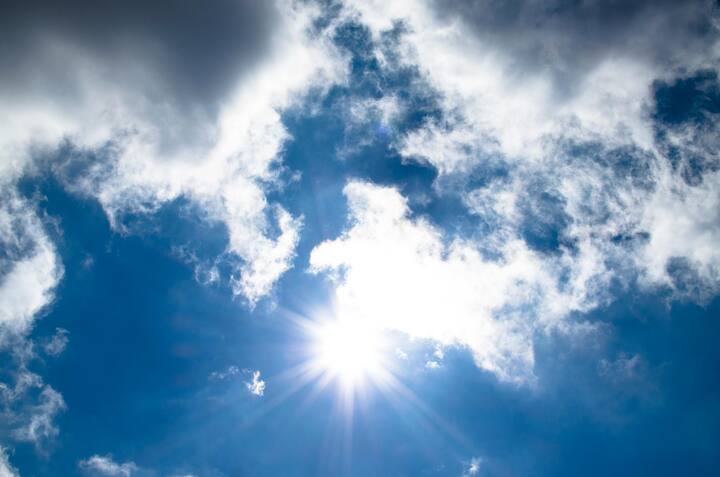 अध्ययन में बताया गया है कि चंद्रमा पृथ्वी से लगभग 3.8 सेंटीमीटर प्रति वर्ष की दर से दूर जा रहा है.