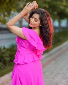 Anchor Rashmi: పింక్ డ్రెస్ లో యాంకర్ రష్మి- అమ్మడు ఒయ్యారాలకు ఎవ్వరైనా పడిపోవాల్సిందే!