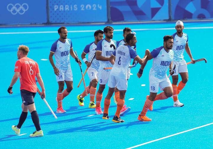 भारत आणि  ग्रेट ब्रिटन यांच्यातील उपांत्य पूर्व  फेरीचा सामना रोमांचक झाला. भारताचा कॅप्टन हरमनप्रीत सिंह यानं दुसऱ्या क्वार्टरमध्ये गोल भारताला आघाडी मिळवून दिलीहोती. त्यानंतर इंग्लंडच्या ली मॉर्टननं 27 व्या मिनिटाला गोल केला. यामुळं मॅचमध्ये दोन्ही संघांची बरोबरी झाली.