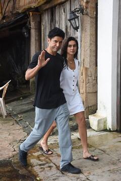 Farah Khan Prayer Meet: मां की प्रेयर मीट में बेहद भावुक दिखीं फराह खान, सांत्वना देने पहुंचे बी-टाउन के ये सितारे