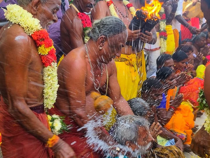 கரூர் மகாலட்சுமி அம்மன் கோயிலில் தலையில் தேங்காய் உடைத்து நேர்த்திக்கடன் செலுத்திய பக்தர்கள்