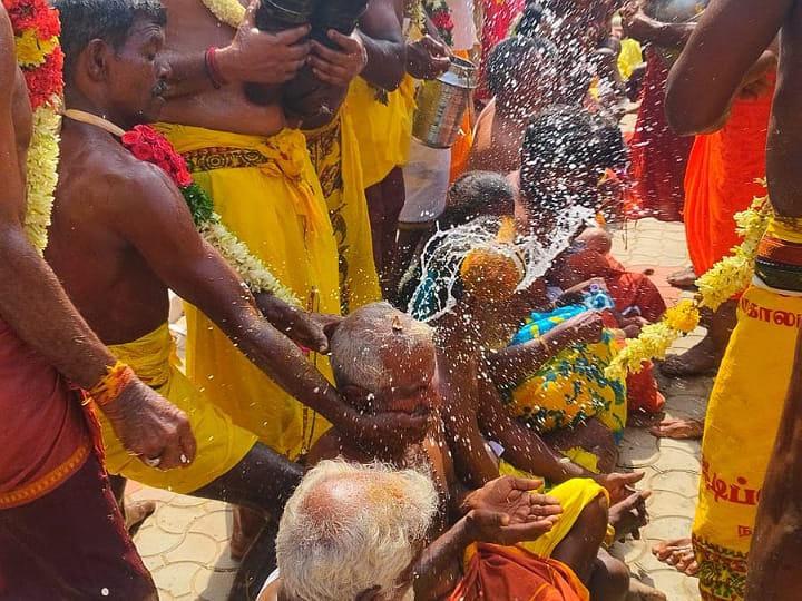 கரூர் மகாலட்சுமி அம்மன் கோயிலில் தலையில் தேங்காய் உடைத்து நேர்த்திக்கடன் செலுத்திய பக்தர்கள்