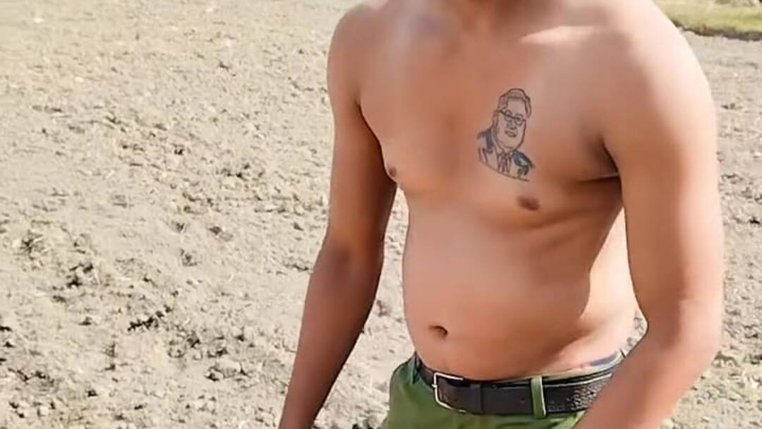 सीने पर भीमराव अंबेडकर का टैटू और थाने में लहराई पिस्टल, अब युवक की तलाश में जुटी पुलिस Basti youth Bhimrao Ambedkar photo chest and pistol waved police station now searching police ann सीने पर भीमराव अंबेडकर का टैटू और थाने में लहराई पिस्टल, अब युवक की तलाश में जुटी पुलिस