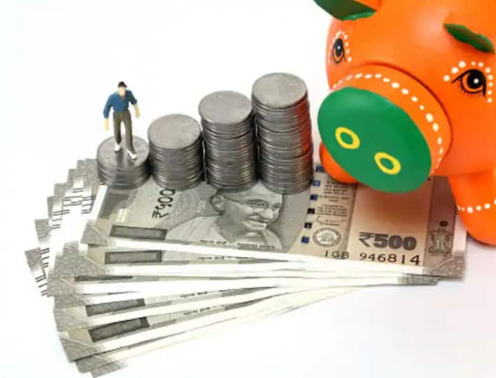 पोस्ट ऑफिसच्या मंथली इन्कम स्कीम योजनेत तुम्हाला प्रत्येक महिन्याला रिटर्न्स मिळतात. या योजनेत तुम्ही सिंगल खात्यात 4.5 लाख तर जॉइंट खात्यात 9 लाख रुपयांपर्यंतची रक्कम गुंतवू शकता. तुम्ही गुंतवलेल्या रकमेत तुम्हाला 7.4 टक्क्यांनी व्याज मिळते.