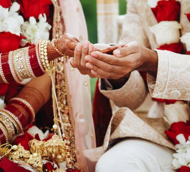 ਮਾਹਿਰ ਸ਼੍ਰੇਆ ਚੌਬੇ ਮੁਤਾਬਕ 30 ਸਾਲ ਦੀ ਉਮਰ 'ਚ ਵਿਆਹ ਕਰਨਾ ਗਲਤ ਫੈਸਲਾ ਹੋ ਸਕਦਾ ਹੈ। ਉਨ੍ਹਾਂ ਦਾ ਕਹਿਣਾ ਹੈ ਕਿ ਜੇਕਰ ਕੋਈ ਜੋੜਾ 30 ਸਾਲ ਦੀ ਉਮਰ ਤੋਂ ਬਾਅਦ ਵਿਆਹ ਕਰਵਾ ਲੈਂਦਾ ਹੈ ਤਾਂ ਖਾਸ ਤੌਰ 'ਤੇ ਔਰਤਾਂ ਦੀ ਜਣਨ ਸ਼ਕਤੀ ਕਮਜ਼ੋਰ ਹੋਣ ਲੱਗਦੀ ਹੈ ਅਤੇ ਅਜਿਹੀ ਸਥਿਤੀ 'ਚ ਉਹ ਗਰਭਵਤੀ ਨਹੀਂ ਹੋ ਪਾਉਂਦੀਆਂ।