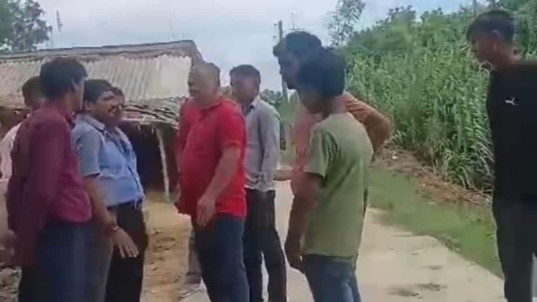 Basti News: छुट्टी लेकर प्रधानी चुनाव के प्रचार में जुटे अधिकारी, DM ने कहा- होगी उचित कार्रवाई Basti Officers taking leave engaged campaigning Pradhani election DM said appropriate action ann Basti News: छुट्टी लेकर प्रधानी चुनाव के प्रचार में जुटे अधिकारी, DM ने कहा- होगी उचित कार्रवाई