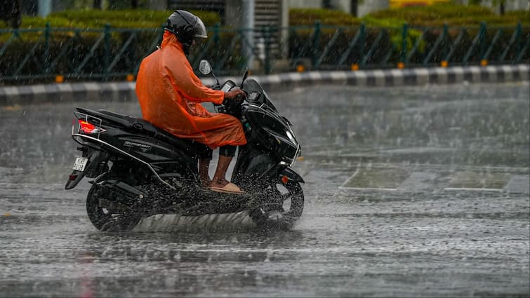 madhya pradesh weather today 4 August Rain Alert IMD monsoon updates Raisen Rajgarh Sehore ka Mausam ann मध्य प्रदेश में जमकर बरसेंगे बादल, 7 जिलों में अतिभारी बारिश का अलर्ट, नदियां उफान पर, प्रशासन सचेत