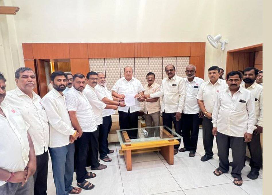 Help the flood affected farmers without any criteria, Raju Shetti request to Minister Hasan Mushrif पूरस्थितीमुळं ऊसासह सोयाबीन भुईमूग पिकाला मोठा फटका, पुरग्रस्तांना कोणतेही निकष न लावता मदत करा, राजू शेट्टींची मंत्री मुश्रीफांकडे मागणी