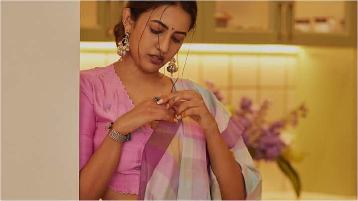 Niharika Konidela Saree Photos: శారీలో నిహారికను చూస్తే 'నిహారిక నిహారిక' అంటూ ప్రేక్షక లోకం పాడాలి అంతే! 'ఇదేమీ గారడీ' అంటూ ఆవిడ ఓ పోస్ట్ చేసింది. కానీ, ఆ ఫోటోలు కుర్రకారును కుదురుగా ఉండనివ్వడం లేదు.