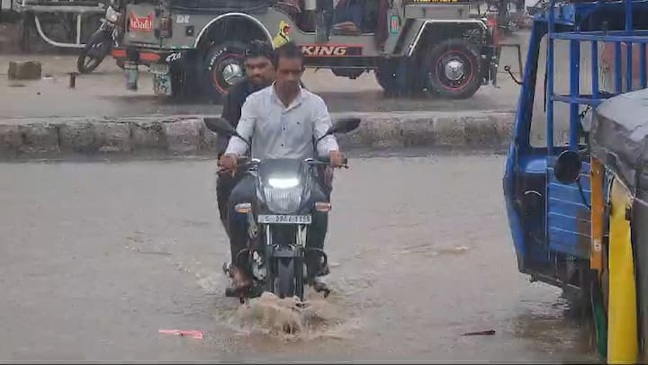 Gujarat Rain Alert: આજે સવારે દક્ષિણ ગુજરાતના વિવિધ વિસ્તારોમાં ભારે વરસાદ નોંધાયો છે.