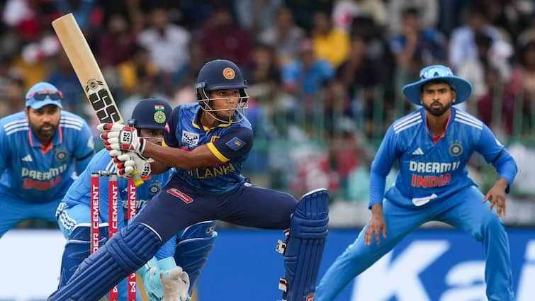 India vs Sri Lanka 2nd Toss Update Sri Lanka won and opted bat first see both teams playing XI IND vs SL 2nd ODI: दूसरे वनडे में भी ऋषभ पंत नहीं, श्रीलंका ने किए 2 बड़े बदलाव; प्लेइंग XI देख हो जाएंगे हैरान