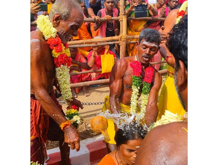 கரூர் மகாலட்சுமி அம்மன் கோயிலில் தலையில் தேங்காய் உடைத்து நேர்த்திக்கடன் செலுத்திய பக்தர்கள்