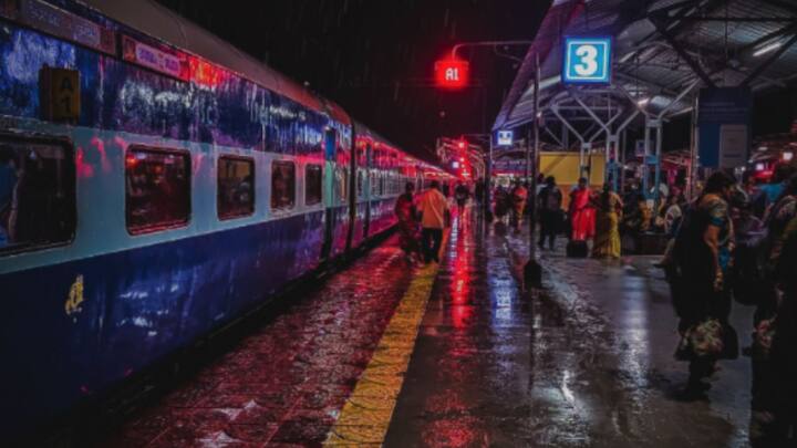 अगर कोई यात्री इन नियमों का पालन नहीं करता. तो उस पर कार्रवाई हो सकती है. इसके साथ ही अगर हिदायत देने पर भी यात्री नहीं मानता है. तो फिर जुर्माना भी लगाया जा सकता है.