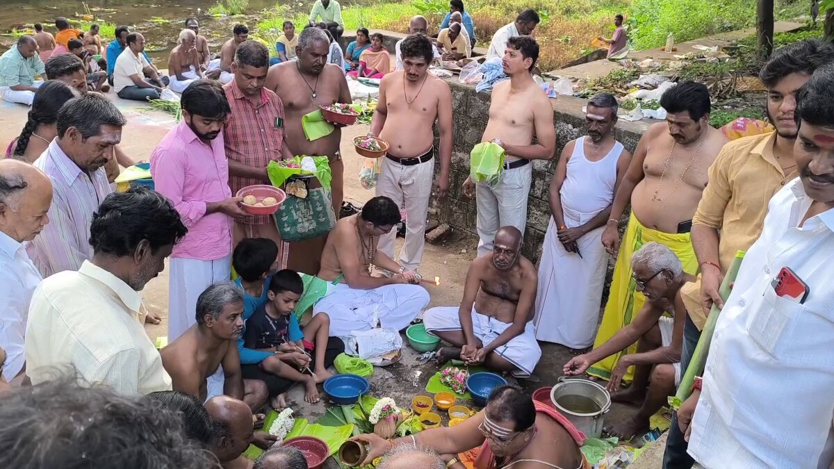 ஆடி அமாவாசை: திதி தர்ப்பணம் செய்ய தேனி மாவட்டத்தில் நீர் நிலைகளில் குவிந்த மக்கள்