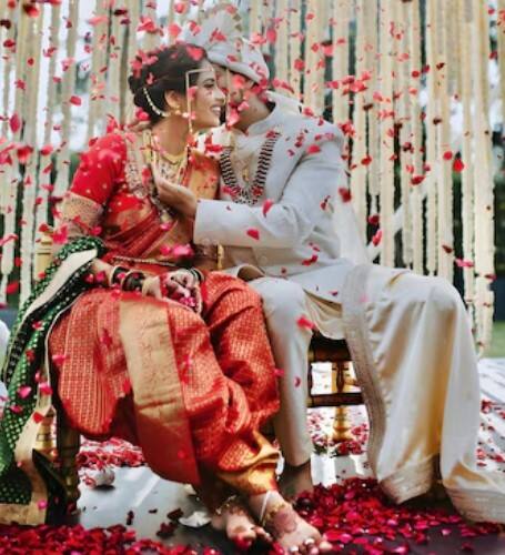 ਇਸ ਤੋਂ ਇਲਾਵਾ ਦੇਰ ਨਾਲ ਵਿਆਹ ਹੋਣ ਕਾਰਨ ਸਰੀਰਕ ਨੇੜਤਾ ਦੀਆਂ ਸਮੱਸਿਆਵਾਂ ਦੇਖਣ ਨੂੰ ਮਿਲਦੀਆਂ ਹਨ। ਦੇਰ ਨਾਲ ਵਿਆਹ ਹੋਣ ਕਾਰਨ ਅਕਸਰ ਲੋਕ ਚਿੜਚਿੜੇ ਹੋ ਜਾਂਦੇ ਹਨ ਅਤੇ ਹਰ ਛੋਟੀ-ਛੋਟੀ ਗੱਲ 'ਤੇ ਲੜਾਈ-ਝਗੜਾ ਕਰਨ ਲੱਗ ਜਾਂਦੇ ਹਨ, ਜਿਸ ਨਾਲ ਰਿਸ਼ਤਾ ਵਿਗੜ ਸਕਦਾ ਹੈ। 30 ਸਾਲ ਦੀ ਉਮਰ ਤੋਂ ਬਾਅਦ ਸੈਕਸ ਲਾਈਫ ਵੀ ਪ੍ਰਭਾਵਿਤ ਹੁੰਦੀ ਹੈ। ਅਜਿਹੇ ਹਾਲਾਤ ਵਿੱਚ ਜੋੜੇ ਇੱਕ ਦੂਜੇ ਦੀਆਂ ਇੱਛਾਵਾਂ ਪੂਰੀਆਂ ਨਹੀਂ ਕਰ ਪਾਉਂਦੇ ਹਨ।