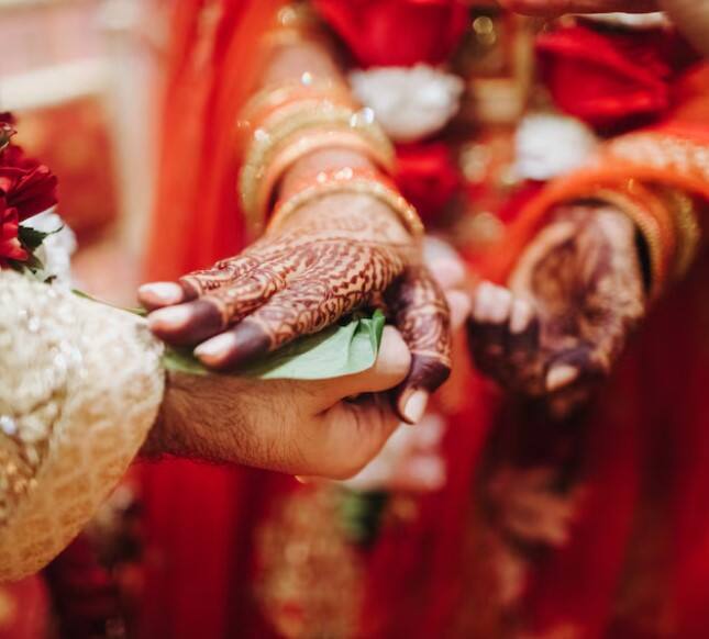 ਕਿਉਂਕਿ ਅਜਿਹੀ ਸਥਿਤੀ ਵਿੱਚ, ਔਰਤਾਂ ਦੀ ਪ੍ਰਜਨਨ ਸ਼ਕਤੀ ਅਤੇ ਪੁਰਸ਼ਾਂ ਦੇ ਸ਼ੁਕਰਾਣੂਆਂ ਦੀ ਗਿਣਤੀ ਘੱਟਣ ਲੱਗਦੀ ਹੈ, ਜਿਸ ਨਾਲ ਬੱਚੇ ਦੀ ਯੋਜਨਾਬੰਦੀ ਵਿੱਚ ਸਮੱਸਿਆ ਆ ਸਕਦੀ ਹੈ। ਇਸ ਤੋਂ ਇਲਾਵਾ ਸ਼੍ਰੇਆ ਚੌਬੇ ਦੱਸਦੀ ਹੈ ਕਿ ਜੋ ਜੋੜੇ ਦੇਰ ਨਾਲ ਵਿਆਹ ਕਰਦੇ ਹਨ, ਉਨ੍ਹਾਂ ਦਾ ਪਰਿਵਾਰਕ ਜੀਵਨ ਇੰਨਾ ਵਧੀਆ ਨਹੀਂ ਚੱਲਦਾ।