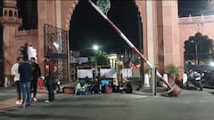 AMU में स्कॉलर छात्राओं का बाबे सैयद गेट पर प्रदर्शन, विवि प्रशासन पर लगाया भेदभाव का आरोप